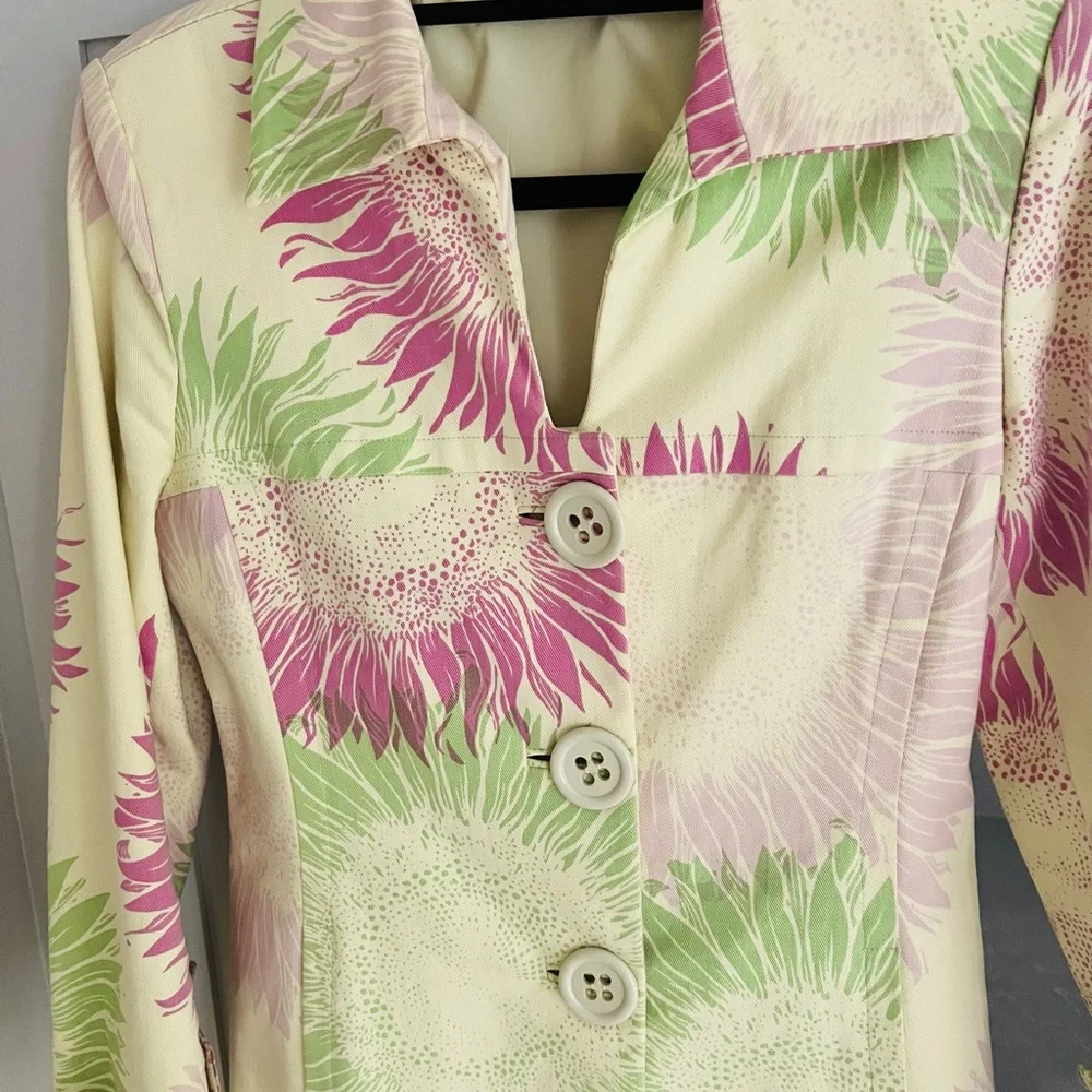 Gorgeous fitted coat, side pockets-LIKE NEW CONDITION! - Picture 5 of 5